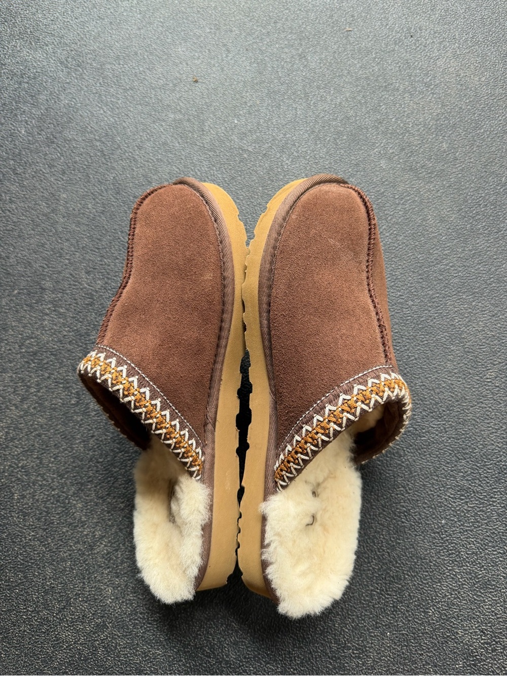 UGG Chesnut Slipper